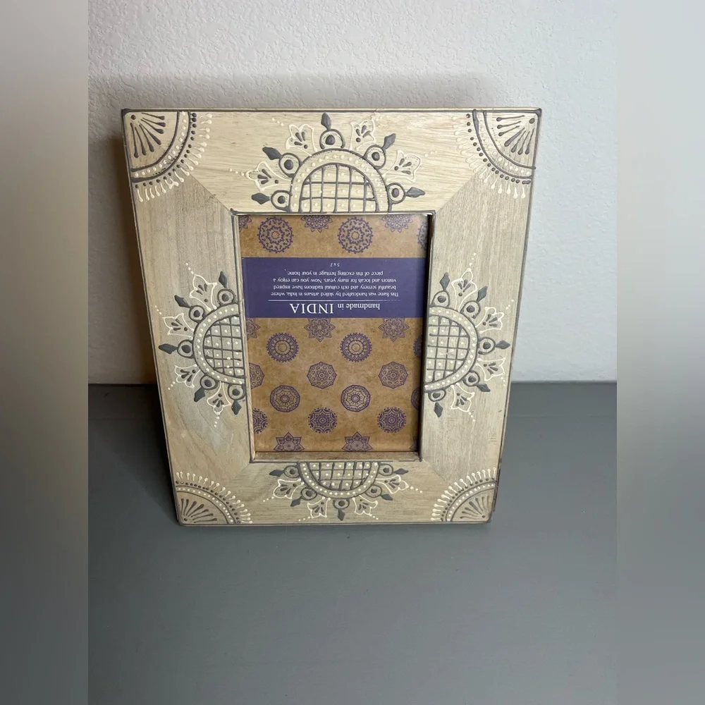 Photo Frame Gray Stained Wood With Delicate Dark Gray and White Design India 4x6